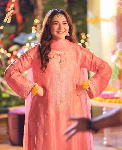 Hania Aamir Age, Movies, Height, Family, Husband, Wiki & More