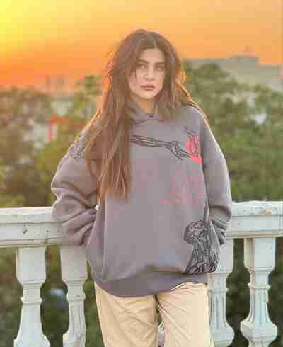 Kubra Khan Age, Biography, Height, Family, Sister, Movies & More
